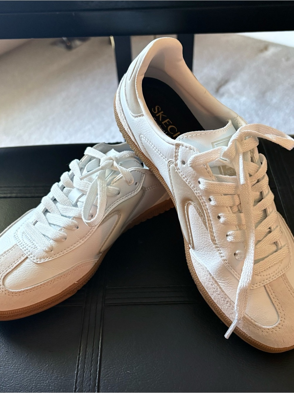 Skechers WORN ONCE || Women’s White Sneakers with Gum Sole